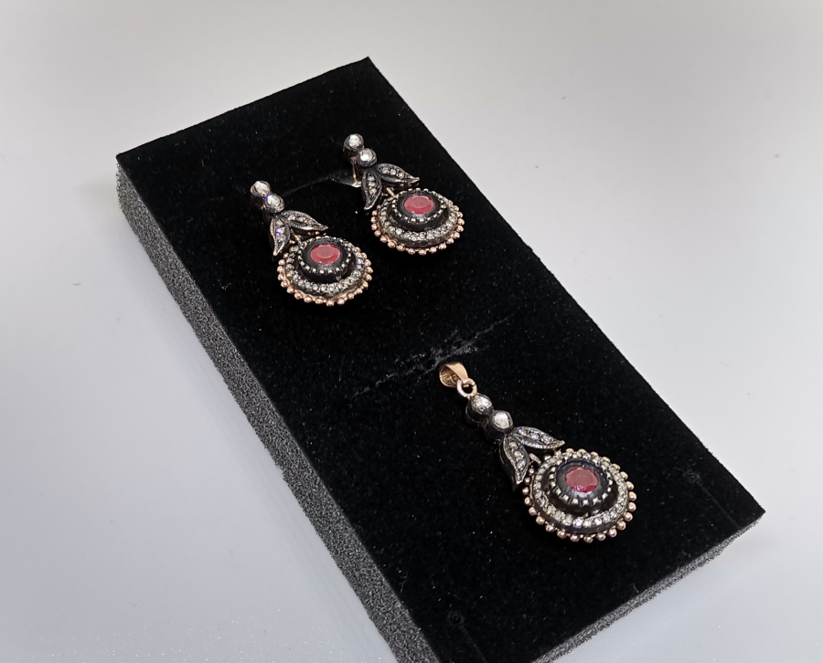 ELMAS VA YAKUT TAŞLI HÜRREM MODEL KOLYE KÜPE TAKIMI