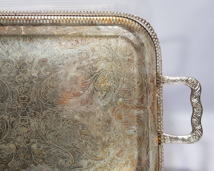 KABARTMA VE KALEM İŞÇİLİKLİ GÜMÜŞ KAPLAMA ANTİKA BÜYÜK BOY TEPSİ