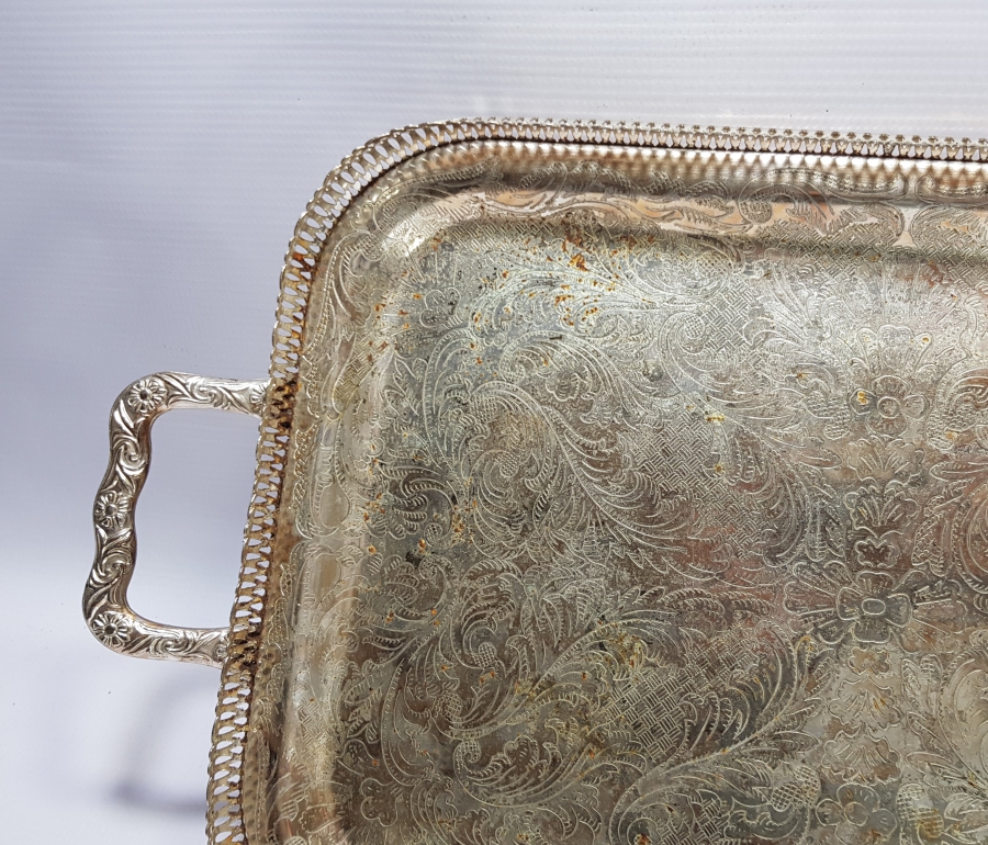 KABARTMA VE KALEM İŞÇİLİKLİ GÜMÜŞ KAPLAMA ANTİKA BÜYÜK BOY TEPSİ