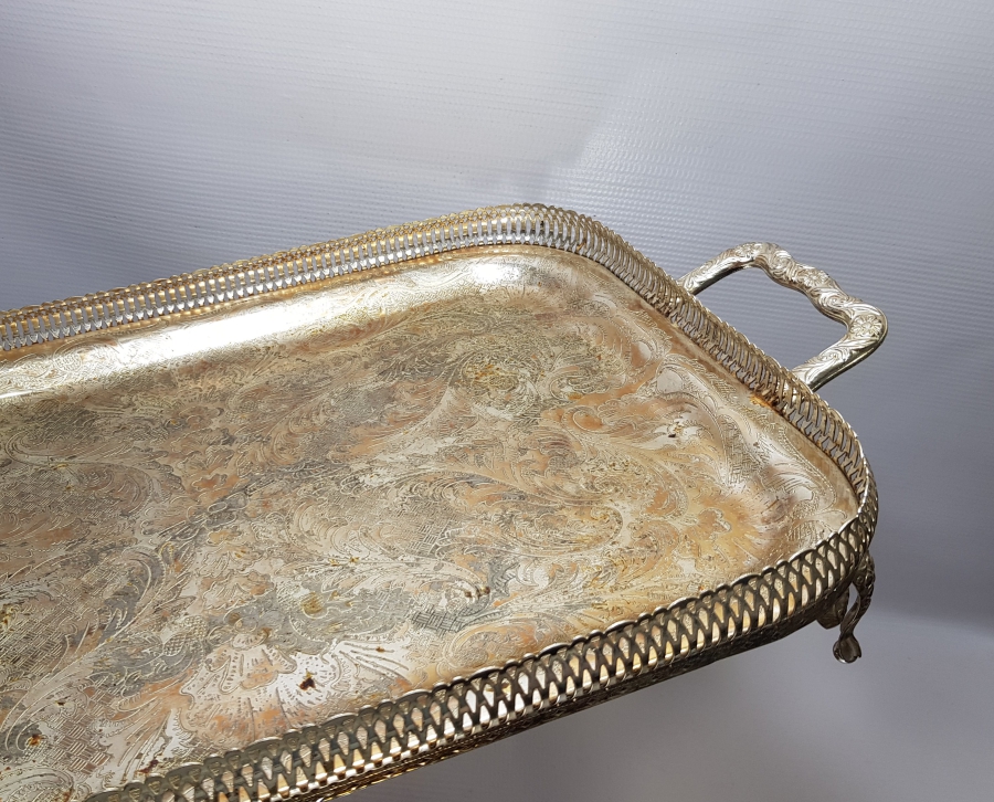 KABARTMA VE KALEM İŞÇİLİKLİ GÜMÜŞ KAPLAMA ANTİKA BÜYÜK BOY TEPSİ