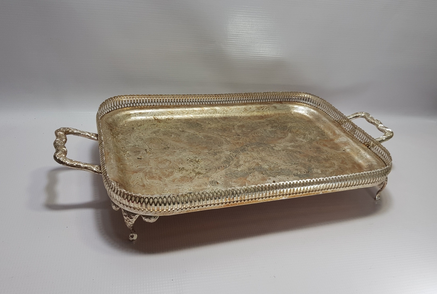 KABARTMA VE KALEM İŞÇİLİKLİ GÜMÜŞ KAPLAMA ANTİKA BÜYÜK BOY TEPSİ