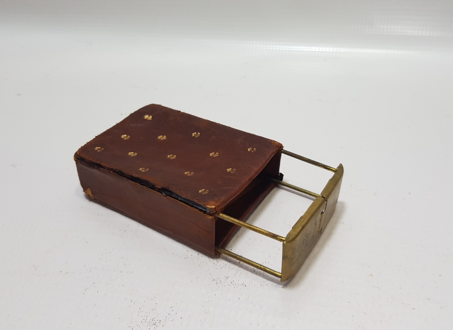 ÜZERİ ALTIN VARAKLI ANTİKA DERİ SİGARA KUTUSU