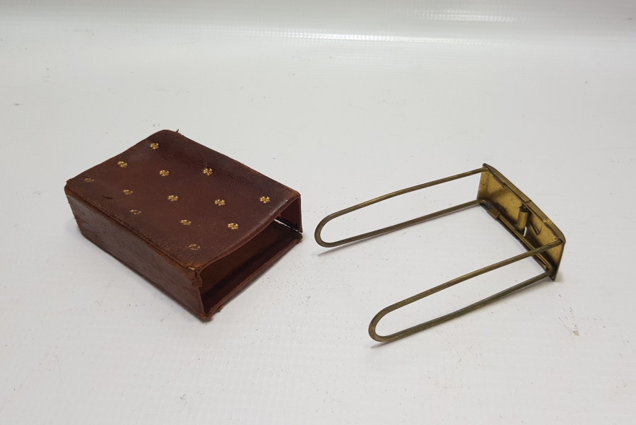 ÜZERİ ALTIN VARAKLI ANTİKA DERİ SİGARA KUTUSU