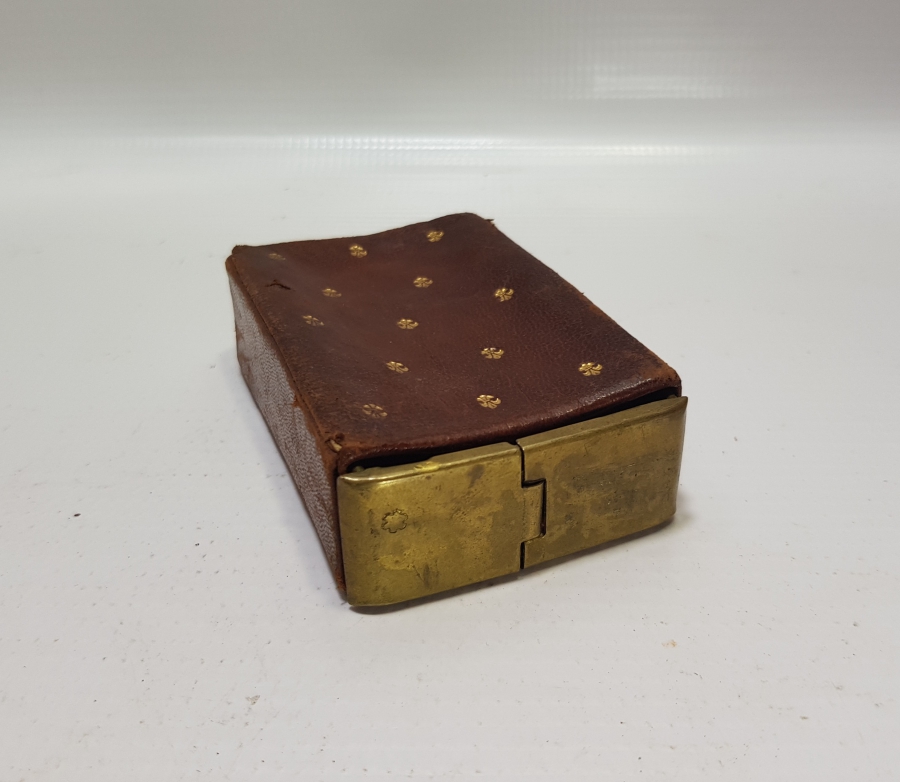 ÜZERİ ALTIN VARAKLI ANTİKA DERİ SİGARA KUTUSU