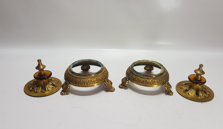 ÜZERİ KABARTMA İŞÇİLİKLİ ANTİKA İKİ ADET METAL OBJE