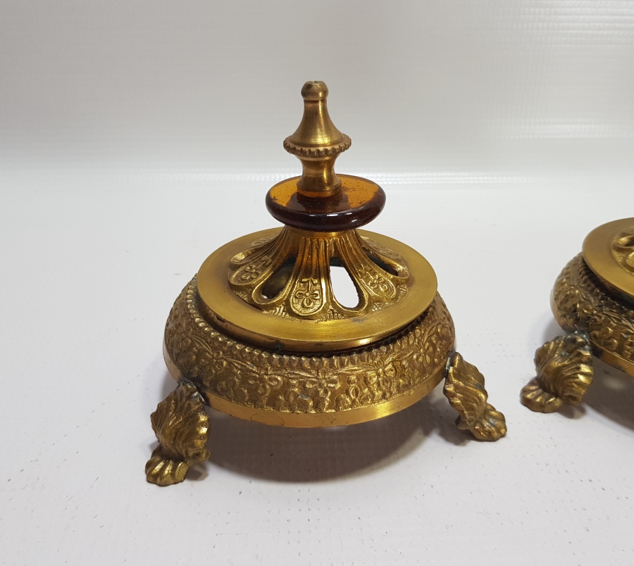 ÜZERİ KABARTMA İŞÇİLİKLİ ANTİKA İKİ ADET METAL OBJE