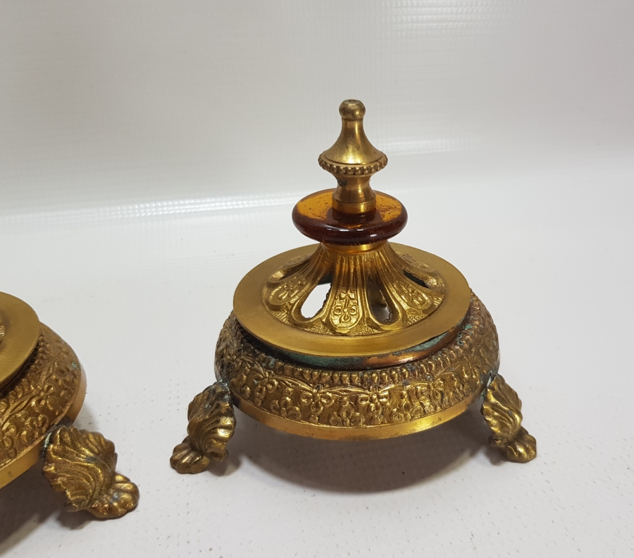 ÜZERİ KABARTMA İŞÇİLİKLİ ANTİKA İKİ ADET METAL OBJE