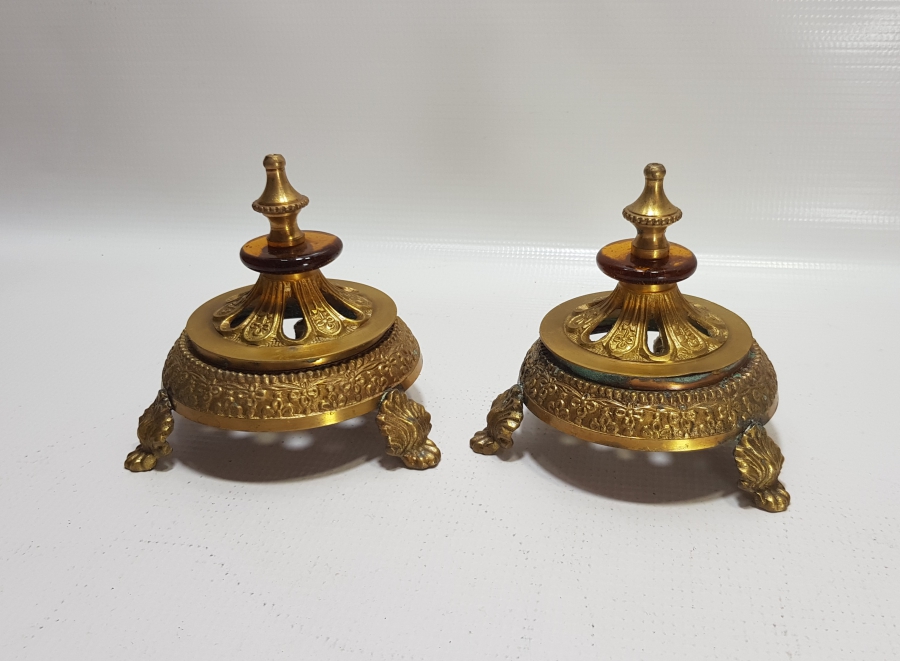 ÜZERİ KABARTMA İŞÇİLİKLİ ANTİKA İKİ ADET METAL OBJE