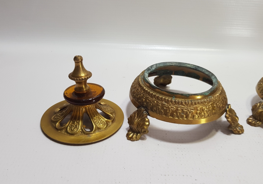 ÜZERİ KABARTMA İŞÇİLİKLİ ANTİKA İKİ ADET METAL OBJE