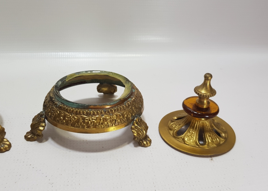 ÜZERİ KABARTMA İŞÇİLİKLİ ANTİKA İKİ ADET METAL OBJE