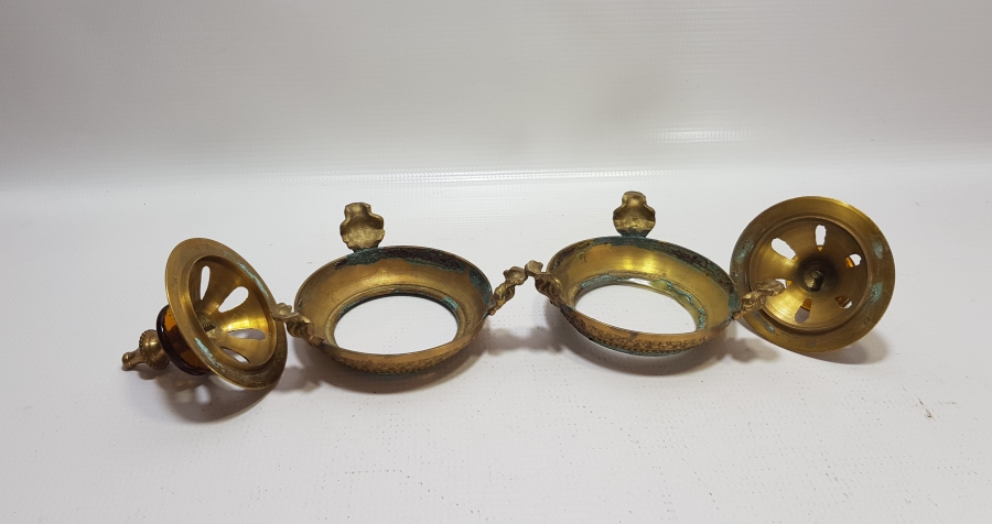 ÜZERİ KABARTMA İŞÇİLİKLİ ANTİKA İKİ ADET METAL OBJE