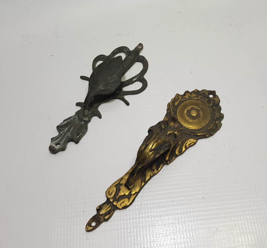 KABARTMA İŞÇİLİKLİ İKİ ADET ANTİKA ASKI