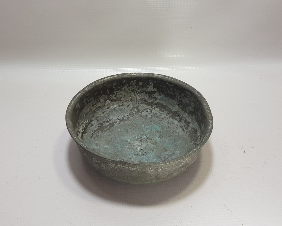 KALEM VE KABARTMA İŞÇİLİKLİ ANTİKA BAKIR HAMAM TASI