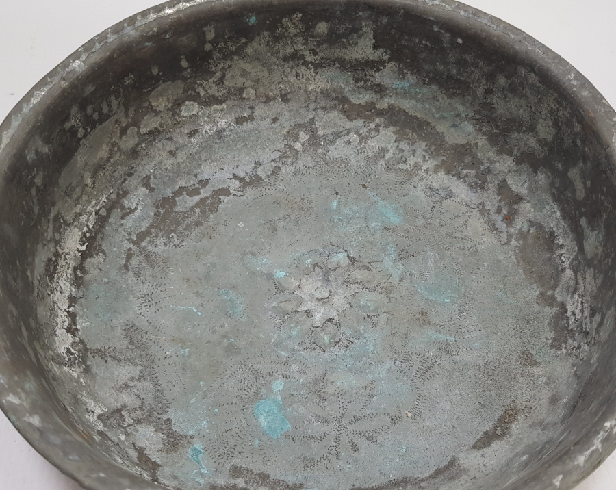 KALEM VE KABARTMA İŞÇİLİKLİ ANTİKA BAKIR HAMAM TASI