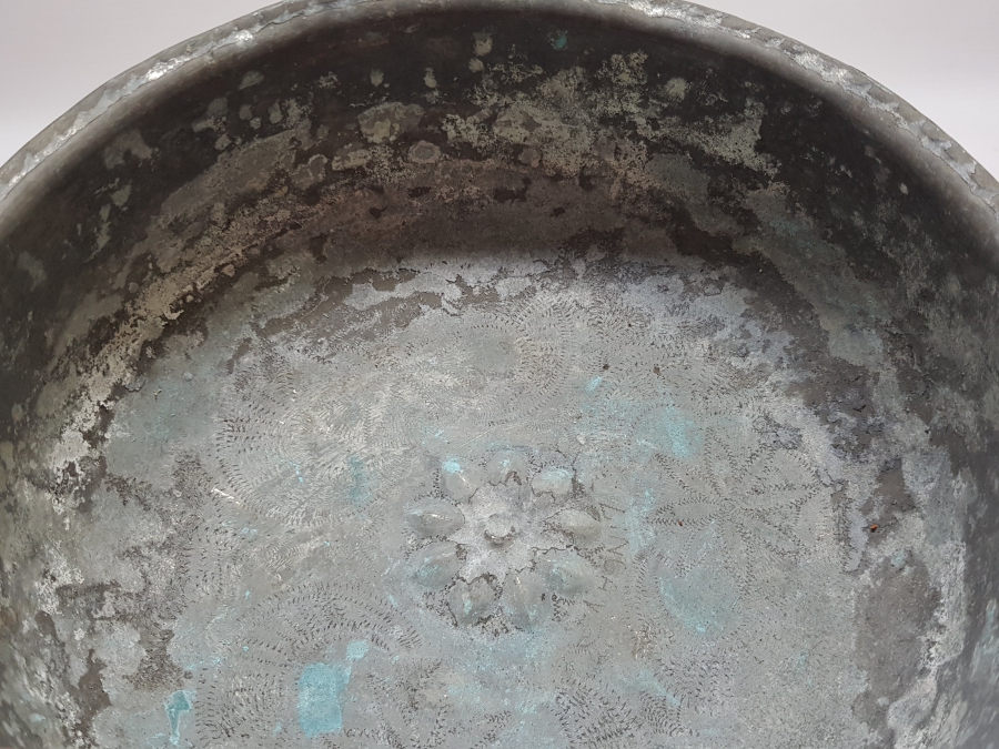 KALEM VE KABARTMA İŞÇİLİKLİ ANTİKA BAKIR HAMAM TASI