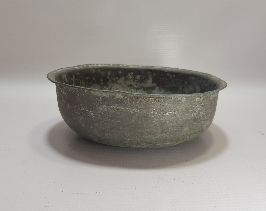 KALEM VE KABARTMA İŞÇİLİKLİ ANTİKA BAKIR HAMAM TASI