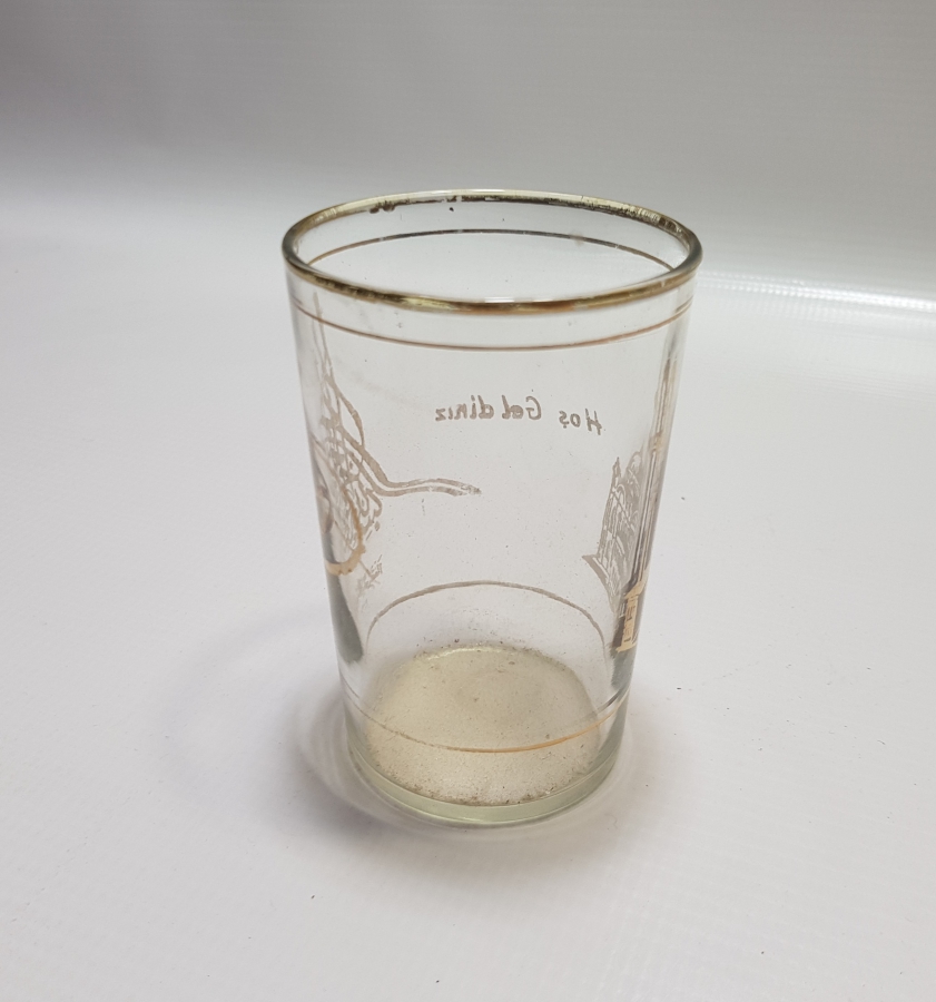 ÜZERİ TUĞRA FİGÜRLÜ VE ALTIN VARAKLI ANTİKA BARDAK