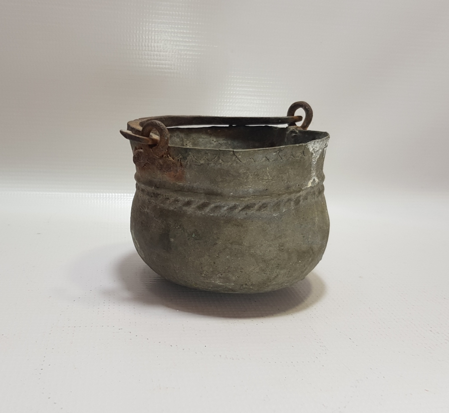 ÜZERİ KABARTMA İŞÇİLİKLİ OSMANLI DÖNEMİ BAKIR SÜTLÜK