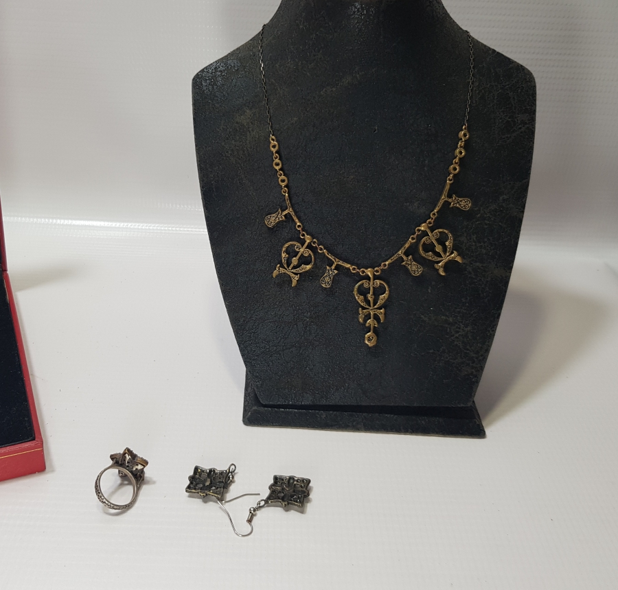 ORİJİNAL KUTUSUNDA BİJUTERİ KOLYE KÜPE YÜZÜK TAKIMI