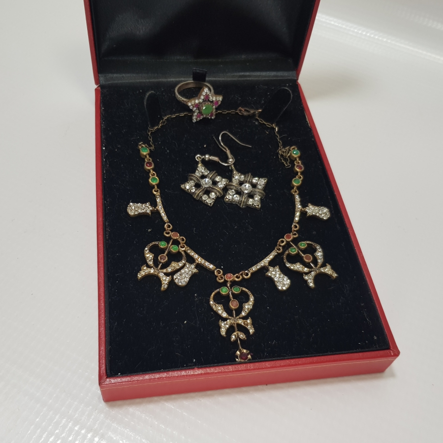 ORİJİNAL KUTUSUNDA BİJUTERİ KOLYE KÜPE YÜZÜK TAKIMI