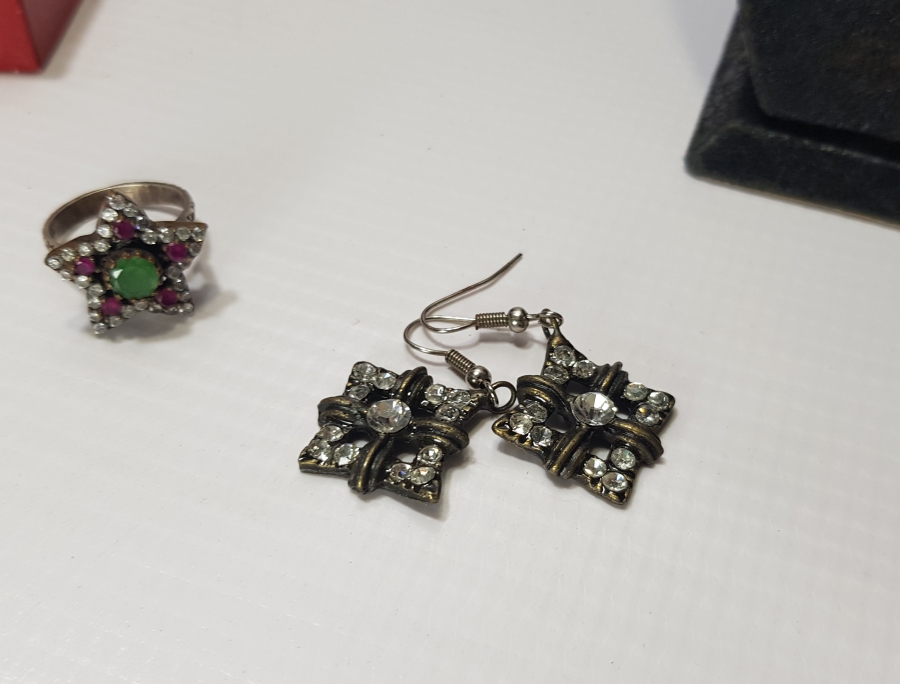 ORİJİNAL KUTUSUNDA BİJUTERİ KOLYE KÜPE YÜZÜK TAKIMI