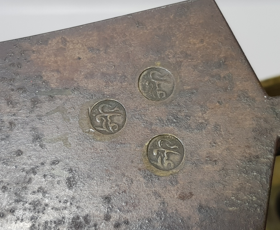 AHŞAP ÜZERİ SEDEF KAKMA İŞÇİLİKLİ VE USTA DAMGALI DEV BOYDA OTURAK KAHVE DEĞİRMENİ