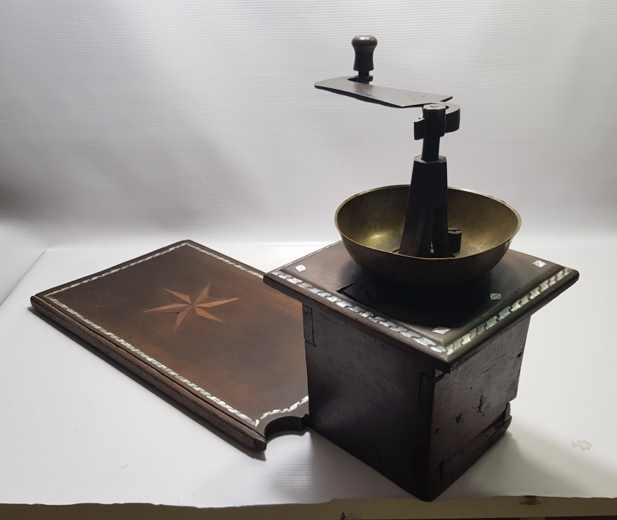 AHŞAP ÜZERİ SEDEF KAKMA İŞÇİLİKLİ VE USTA DAMGALI DEV BOYDA OTURAK KAHVE DEĞİRMENİ