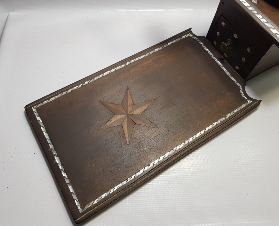 AHŞAP ÜZERİ SEDEF KAKMA İŞÇİLİKLİ VE USTA DAMGALI DEV BOYDA OTURAK KAHVE DEĞİRMENİ