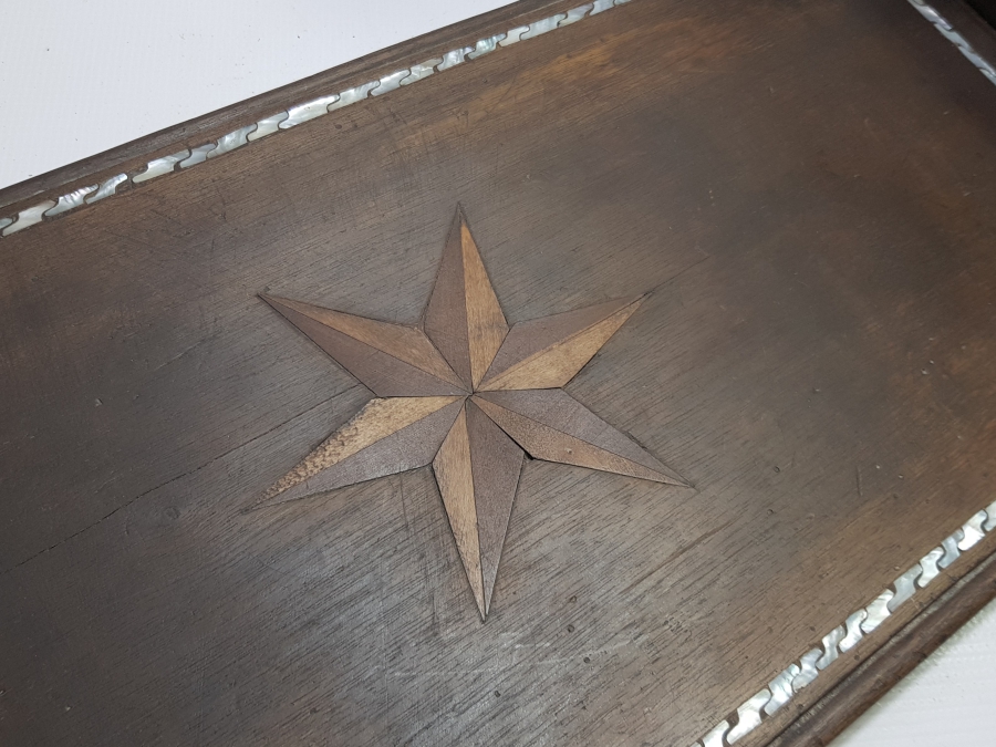 AHŞAP ÜZERİ SEDEF KAKMA İŞÇİLİKLİ VE USTA DAMGALI DEV BOYDA OTURAK KAHVE DEĞİRMENİ