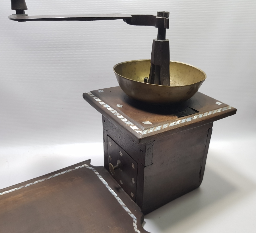 AHŞAP ÜZERİ SEDEF KAKMA İŞÇİLİKLİ VE USTA DAMGALI DEV BOYDA OTURAK KAHVE DEĞİRMENİ