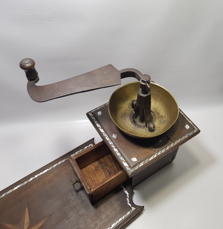 AHŞAP ÜZERİ SEDEF KAKMA İŞÇİLİKLİ VE USTA DAMGALI DEV BOYDA OTURAK KAHVE DEĞİRMENİ