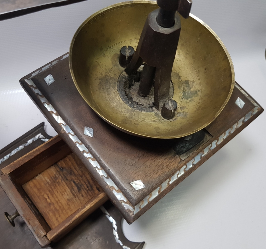 AHŞAP ÜZERİ SEDEF KAKMA İŞÇİLİKLİ VE USTA DAMGALI DEV BOYDA OTURAK KAHVE DEĞİRMENİ