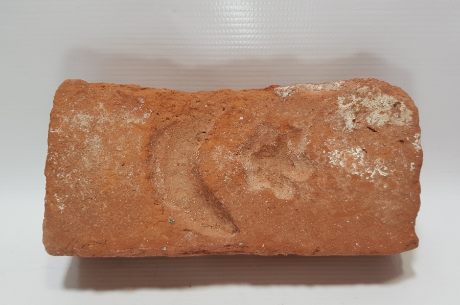 ÜZERİ AY YILDIZLI OSMANLI DÖNEMİ TUĞLA