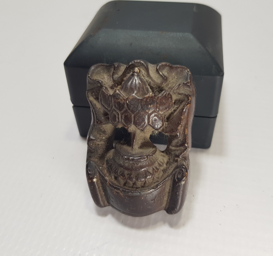 UZAKDOĞU YAPIMI ÜZERİ SANATÇI İMZALI ANTİKA AHŞAP OBJE