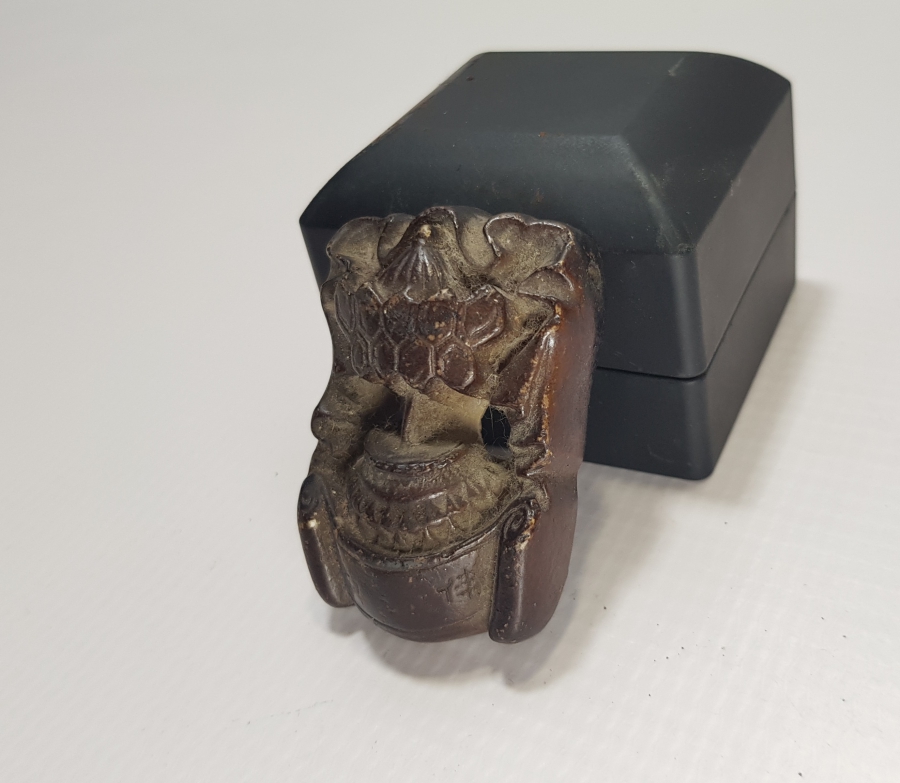 UZAKDOĞU YAPIMI ÜZERİ SANATÇI İMZALI ANTİKA AHŞAP OBJE