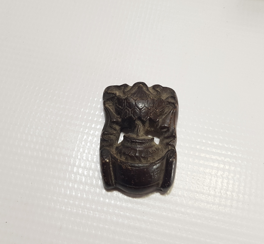 UZAKDOĞU YAPIMI ÜZERİ SANATÇI İMZALI ANTİKA AHŞAP OBJE