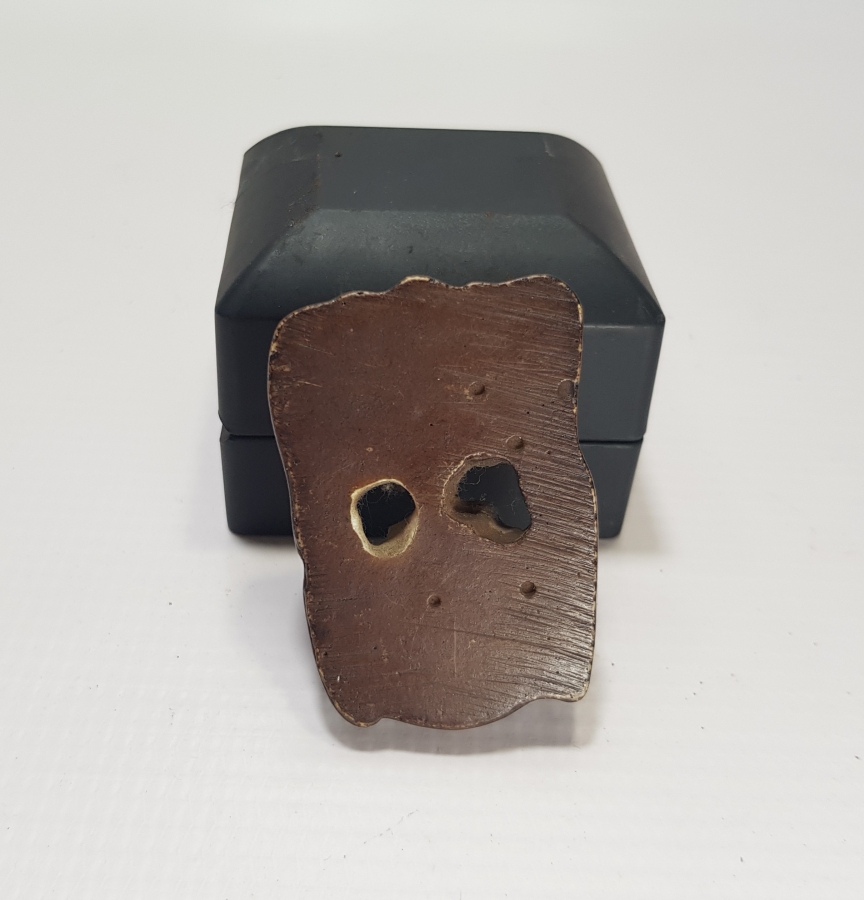 UZAKDOĞU YAPIMI ÜZERİ SANATÇI İMZALI ANTİKA AHŞAP OBJE