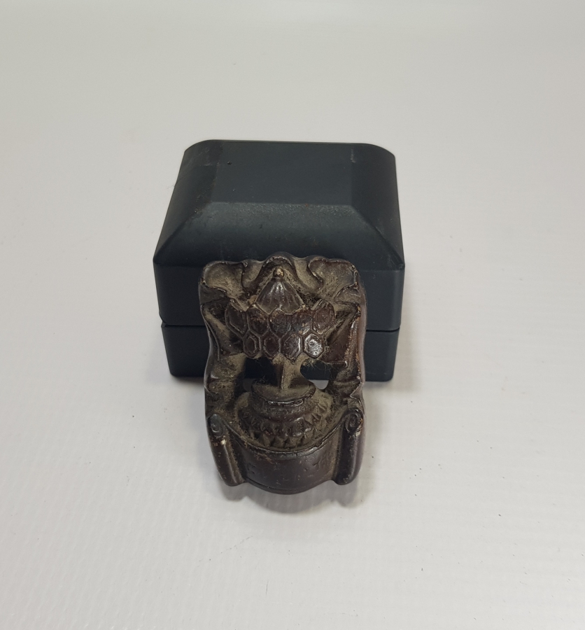 UZAKDOĞU YAPIMI ÜZERİ SANATÇI İMZALI ANTİKA AHŞAP OBJE