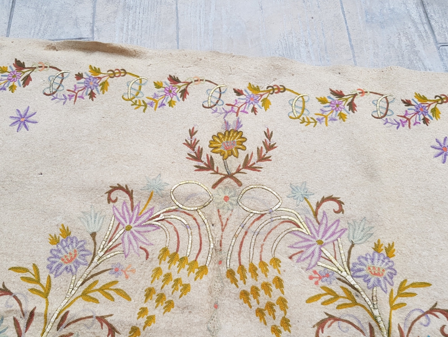 KEÇE ÜZERİ GÜMÜŞ SIRMA VE İPEK İŞÇİLİKLİ TEKKE İŞİ SECCADE