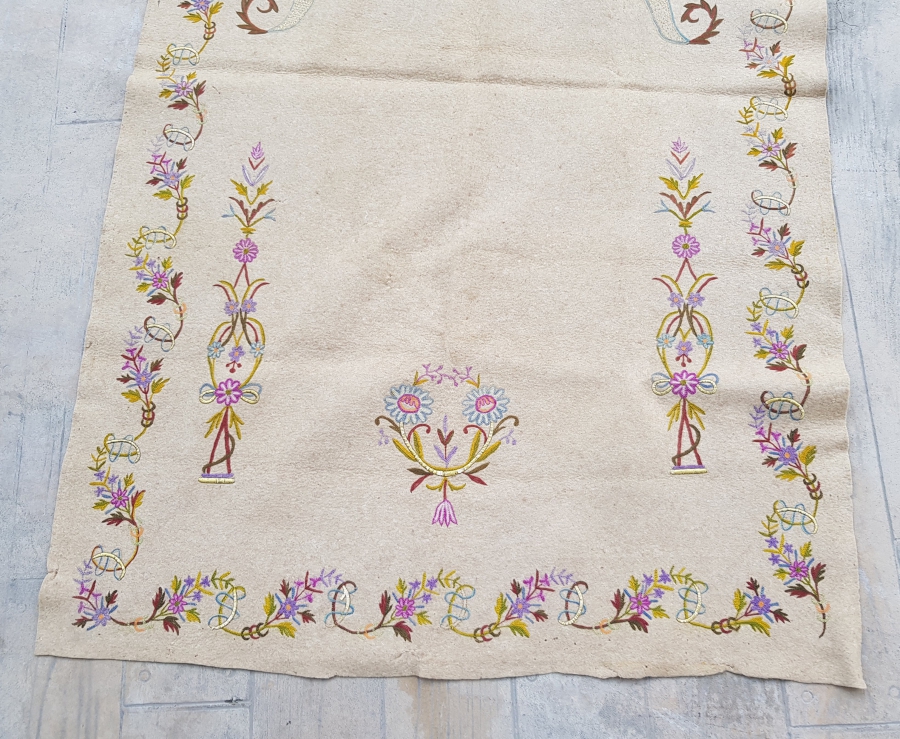 KEÇE ÜZERİ GÜMÜŞ SIRMA VE İPEK İŞÇİLİKLİ TEKKE İŞİ SECCADE