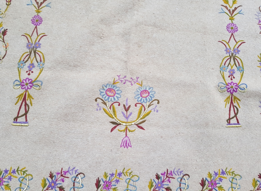 KEÇE ÜZERİ GÜMÜŞ SIRMA VE İPEK İŞÇİLİKLİ TEKKE İŞİ SECCADE