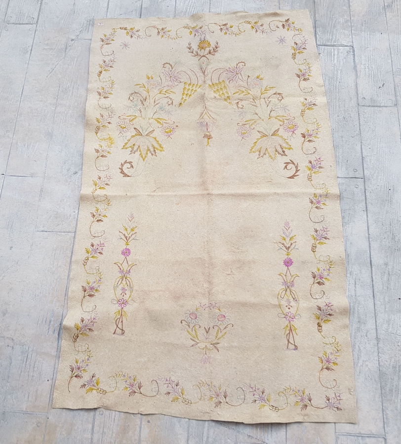 KEÇE ÜZERİ GÜMÜŞ SIRMA VE İPEK İŞÇİLİKLİ TEKKE İŞİ SECCADE