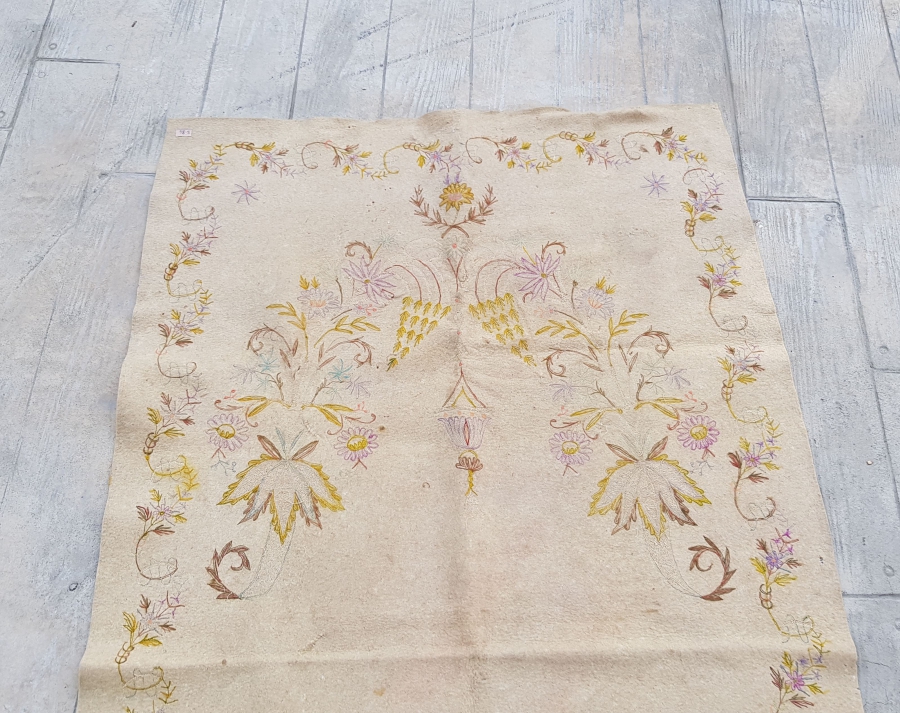 KEÇE ÜZERİ GÜMÜŞ SIRMA VE İPEK İŞÇİLİKLİ TEKKE İŞİ SECCADE