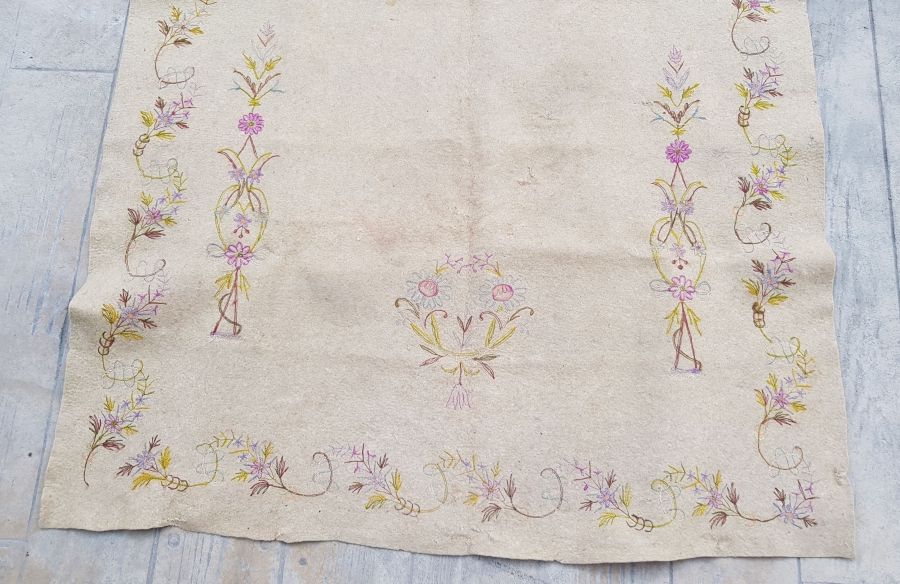 KEÇE ÜZERİ GÜMÜŞ SIRMA VE İPEK İŞÇİLİKLİ TEKKE İŞİ SECCADE