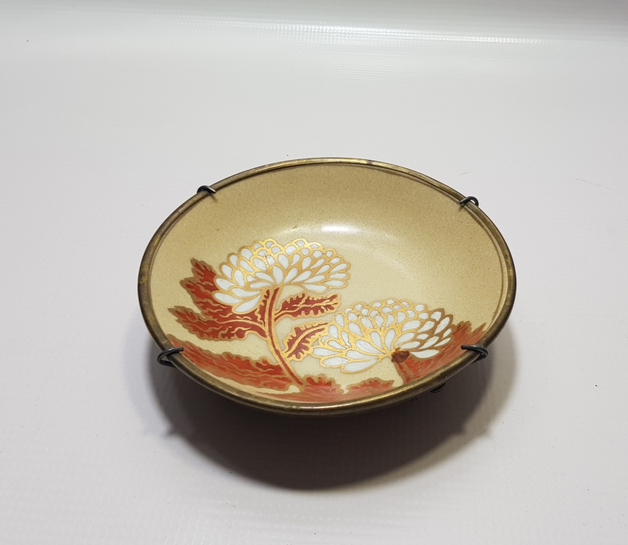 ÜZERİ ALTIN VARAKLI VE METAL APLİKLİ EL YAPIMI ANTİKA PORSELEN JAPON KASE