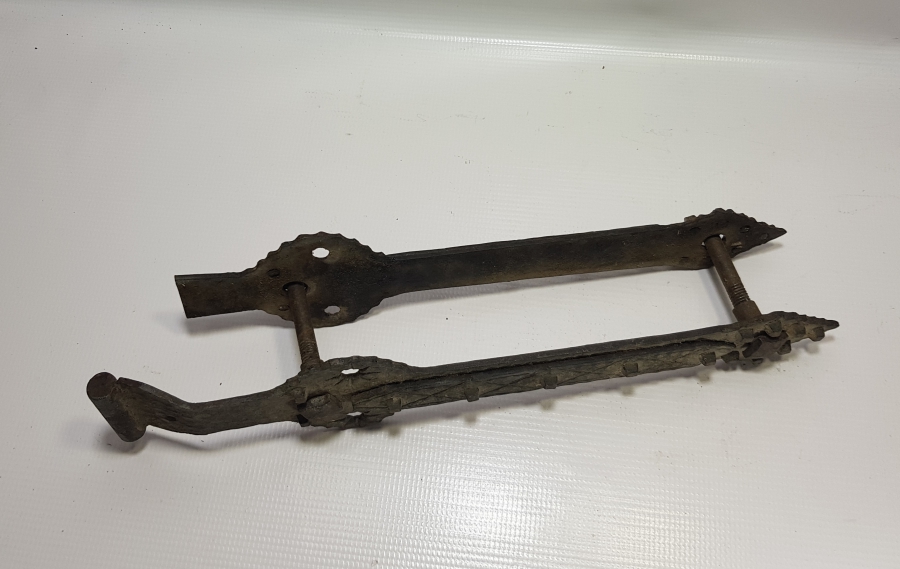 ÜZERİ KABARALI OSMANLI DÖNEMİ BÜYÜK BOY TEKKE İŞİ KAPI PALET PERÇİNİ