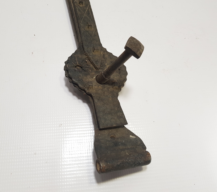 ÜZERİ KABARALI OSMANLI DÖNEMİ BÜYÜK BOY TEKKE İŞİ KAPI PALET PERÇİNİ