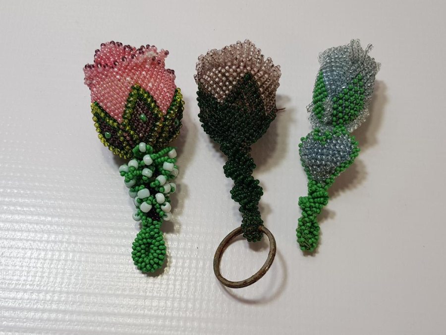 ESKİ CEZAEVİ İŞİ BONCUK İŞLEME GÜL FORMLU ANAHTARLIKLAR