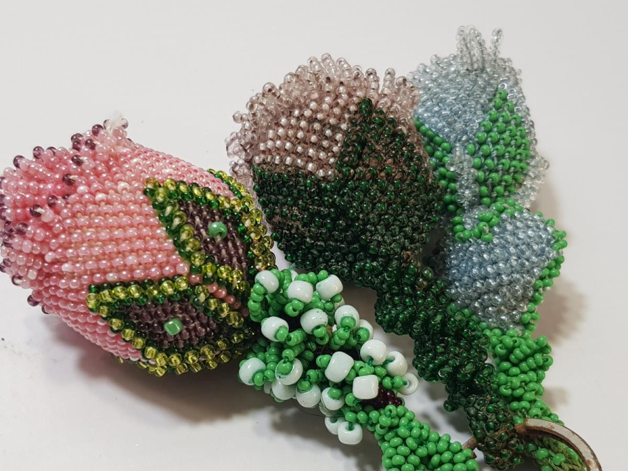 ESKİ CEZAEVİ İŞİ BONCUK İŞLEME GÜL FORMLU ANAHTARLIKLAR