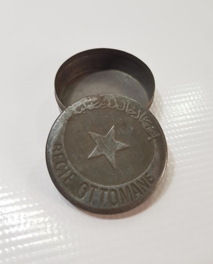 OSMANLI DÖNEMİ ÜZERİ OSMANLICA VE FRANSIZCA YAZILI NADİR FORM TÜTÜN KUTUSU